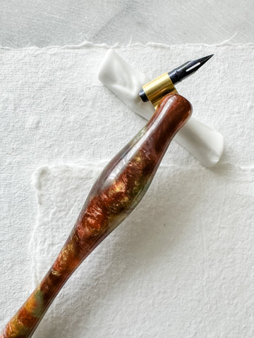 Calligraphy Pen Holder: Dorado